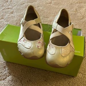 Skechers slightly worn cute strap shoe